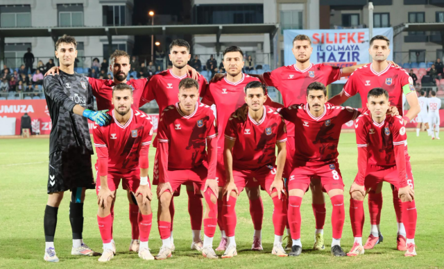 Ziraat Türkiye Kupası 4. Tur karşılaşmasında, TFF 3. Lig temsilcisi Silifke Belediyespor, kendi evinde Süper Lig'in güçlü ekiplerinden Antalyaspor'u ağırladı. Silifke Şehir Stadı'nda oynanan zorlu mücadele, konuk ekibin 1-0'lık üstünlüğüyle sonuçlandı. Bu mağlubiyetle Silifke Belediyespor, Türkiye Kupası macerasına 4. Turda veda etmiş oldu.