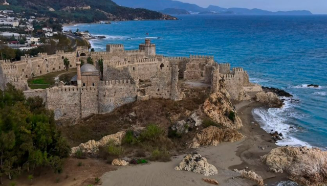 Türkiye'nin En İyi Korunmuş Kalelerinden Biri
Mamure Kalesi, Türkiye'nin en güzel kalesi unvanını hak eden, en iyi korunmuş yapılarından biri olarak öne çıkıyor.